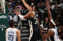 开云体育在线-雄鹿大胜魔术，米德尔顿砍下高效得分