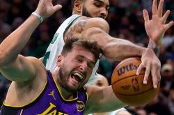 开云体育中国官网-包含爵士双塔继续发威，狂胜湖人NBA季前赛的词条