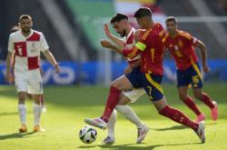 开云体育中国官网-顶尖足球对手在场上激烈角逐