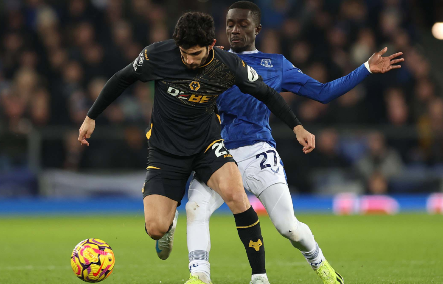 关于埃弗顿客场不敌狼队，遭遇连败的信息