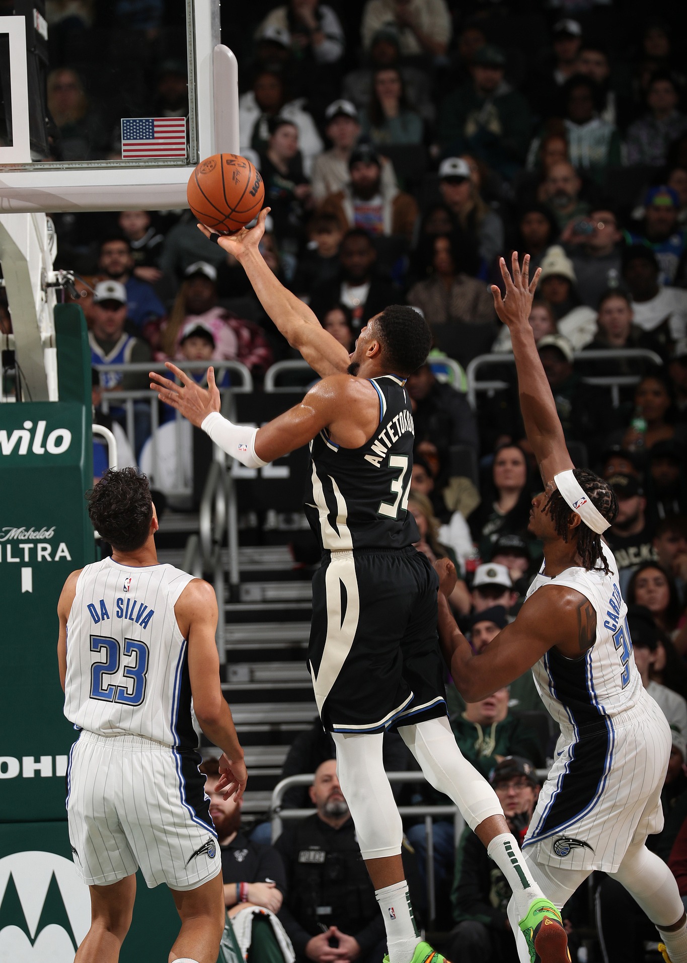 雄鹿大胜魔术,米德尔顿砍下高效得分 雄鹿大胜魔术,米德尔顿砍下高效得分