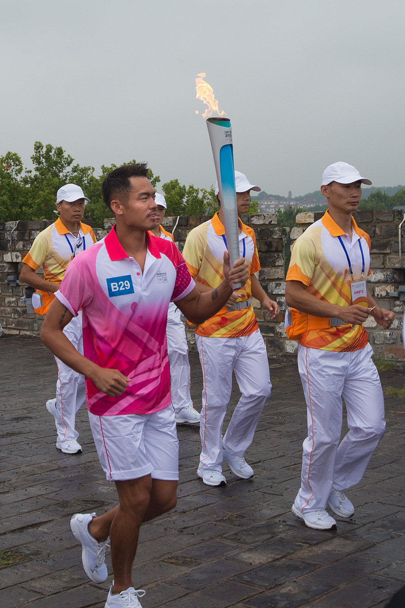 关于坚持不懈！运动员奋勇拼搏取胜的信息