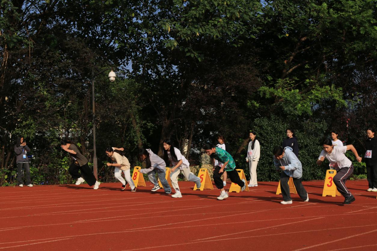 运动场上一幕幕激烈角逐,吸引广大观众目光 运动场上一幕幕激烈角逐,吸引广大观众目光